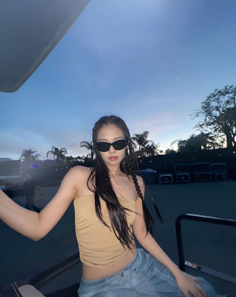 BLACKPINK成員Jennie示範Off Shoulder與牛仔褲的隨心配搭。