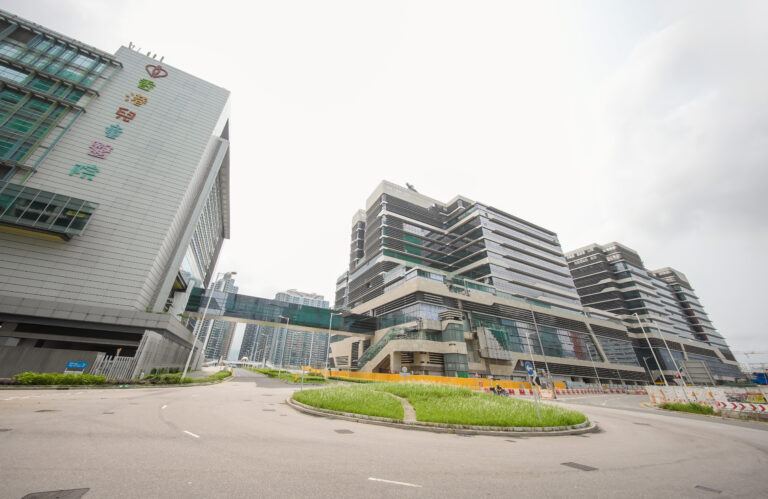 啟德醫院將為毗鄰的香港兒童醫院提供病理學、放射治療及核子醫學等方面的臨床支援，增強該院第三層兒科轉介的角色。