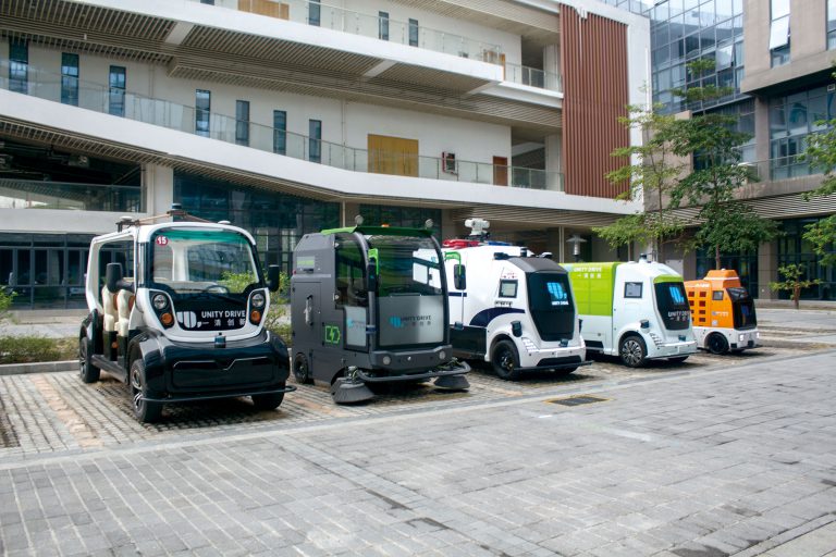 一清旗下推出5大系列無人車。從左至右為：「雪獅」無人接駁車、「雲展」無人車、「夸父」、 安防無人車、「夸父mini」。
