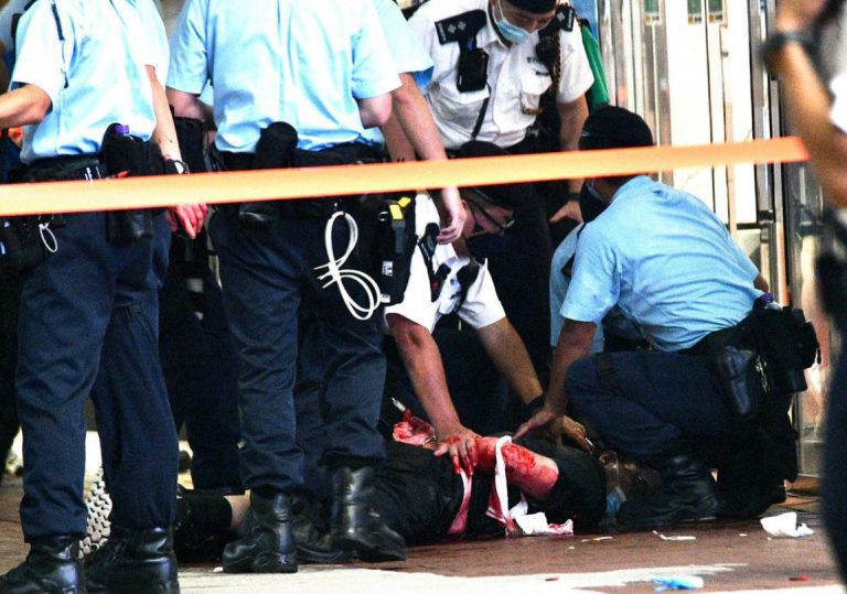 梁健輝刺傷警員後自刺胸口身亡。