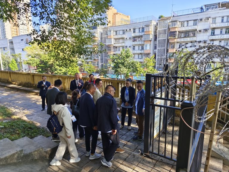 考察「東湖麗苑」
