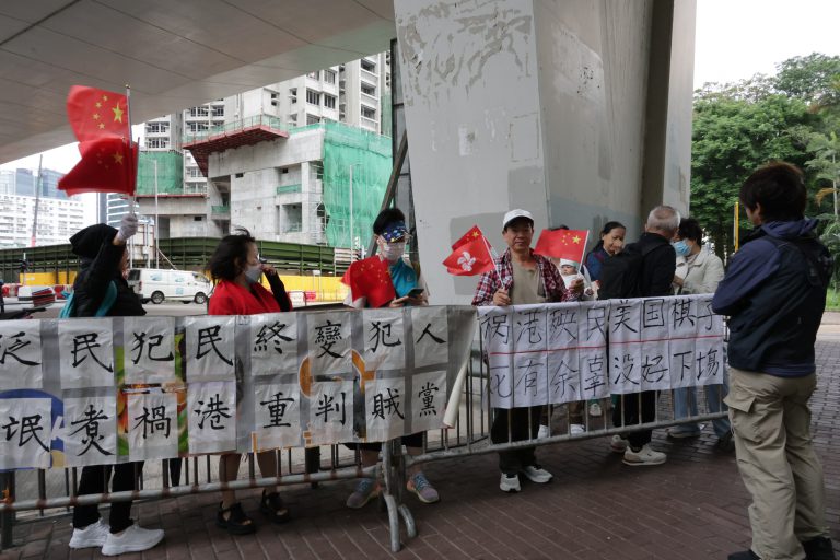 有市民在法庭外貼出大字示威。（陳錦輝攝）