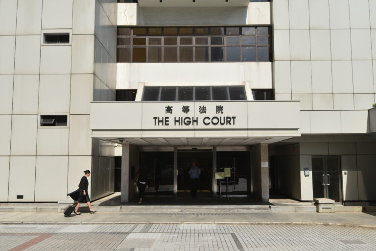 高等法院法官李素蘭批准被告繼續保釋,等候感化官及社會服務令報告後判刑。