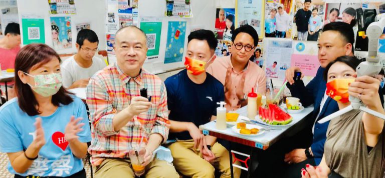 導演高志森、KOL楊官華（華記）、KOL李梓敬等人的大力支持，幫助同聲同氣的藍營小店。
