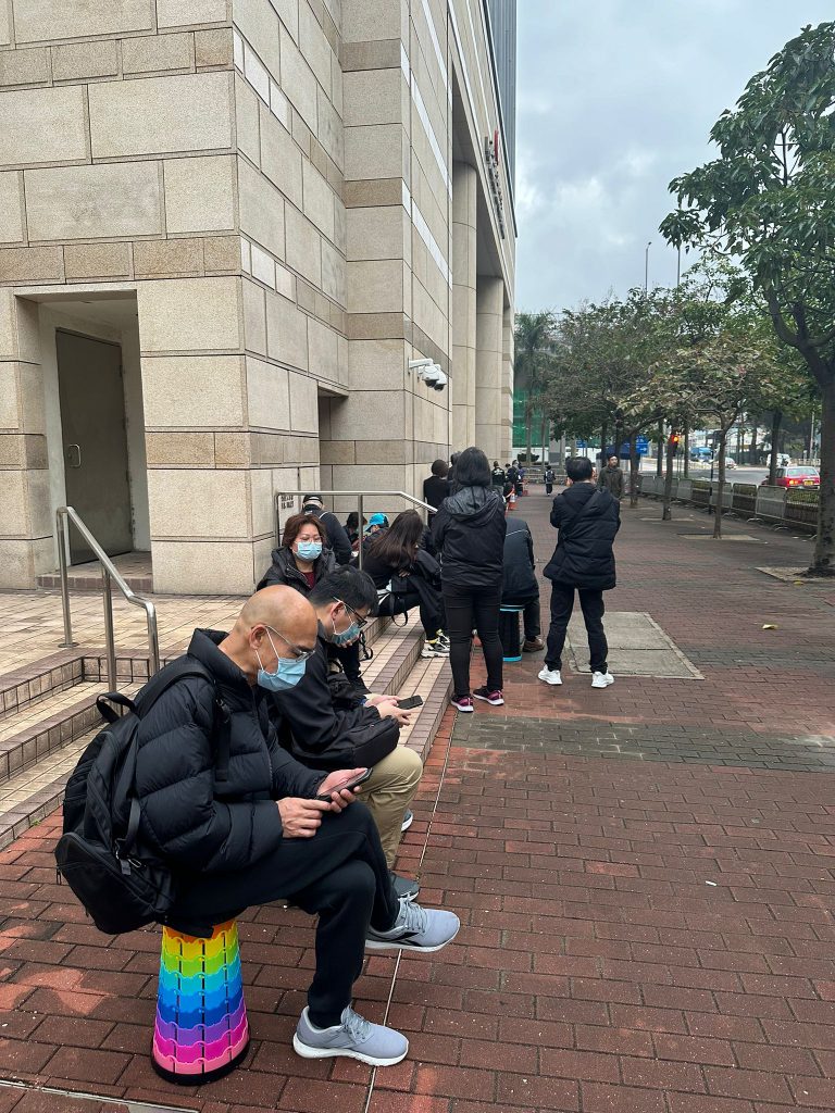今早約7時許,已有近70人在西九龍法院外排隊。（張雨娜攝）