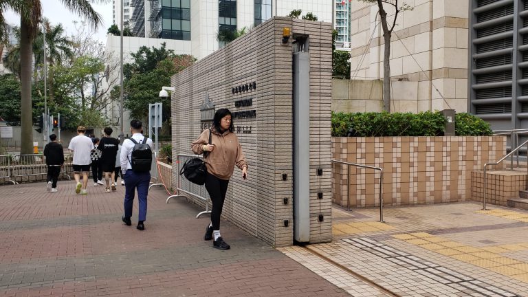 黎智英女兒黎釆獨自到庭。（朱先儒攝）
