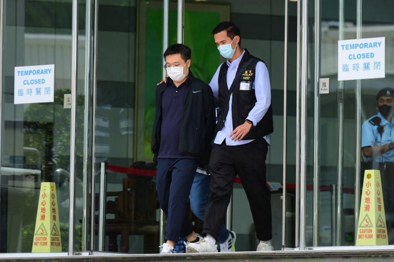 羅偉光曾列出《蘋果》英文版選用新聞的原則,可針對中國維權新聞,例如：「六四」、任志強被拘禁、奶粉重現再有大頭BB。（中通社）