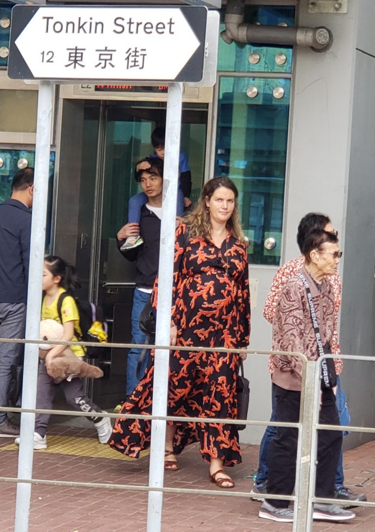 懷孕中的比利事駐港領事Eva午膳後返回法庭旁聽。(朱先儒攝)