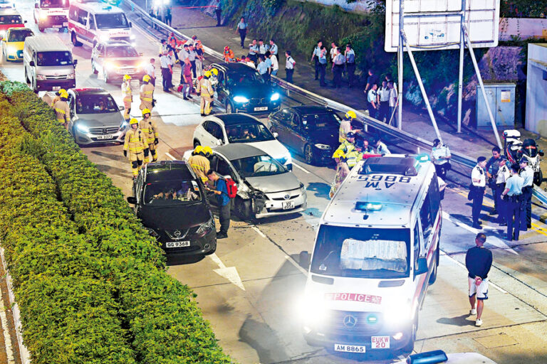 涉案私家車狂飆至何文田公主道被截停,連撞3車及撞傷警員。