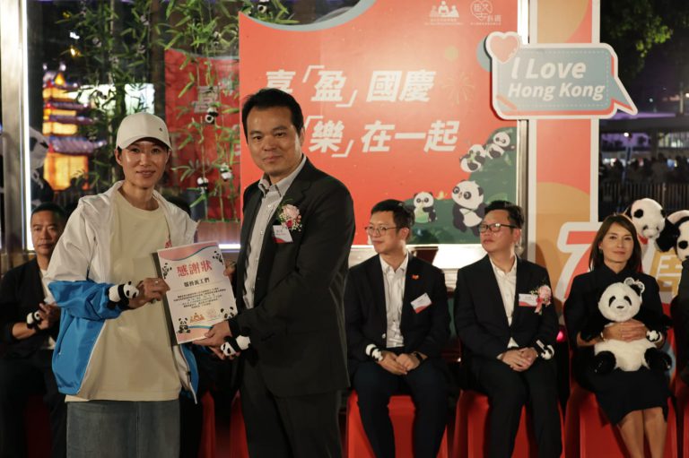 中聯辦九龍工作部副部長祝小東（右）致送感謝狀予堅料網義工團服務基金團長嚴敏。