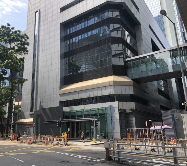 被告聲稱與事主關係僅限於在辦公室內牽手。