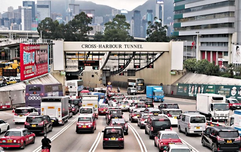 持有指定國家或地區正式駕駛執照的人士,可向香港運輸署申請免試簽發香港正式駕駛執照。