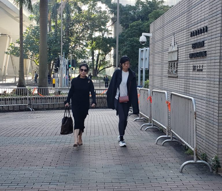 黎智英的妻子（左）及女兒（右）先前有多日未現身,今天再到法庭聽審。