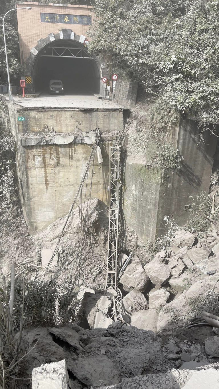 蘇花公路傳出土石崩落消息，大清水隧道口道路直接坍塌消失。(網上圖片)