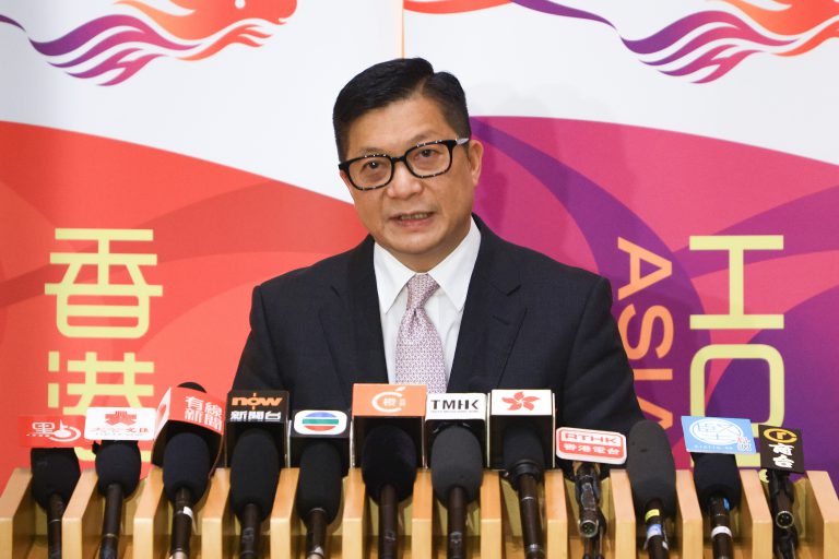 鄧炳強表示,警方會在法院及附近一帶加強巡邏,同時派出爆炸品搜查犬。（中通社）