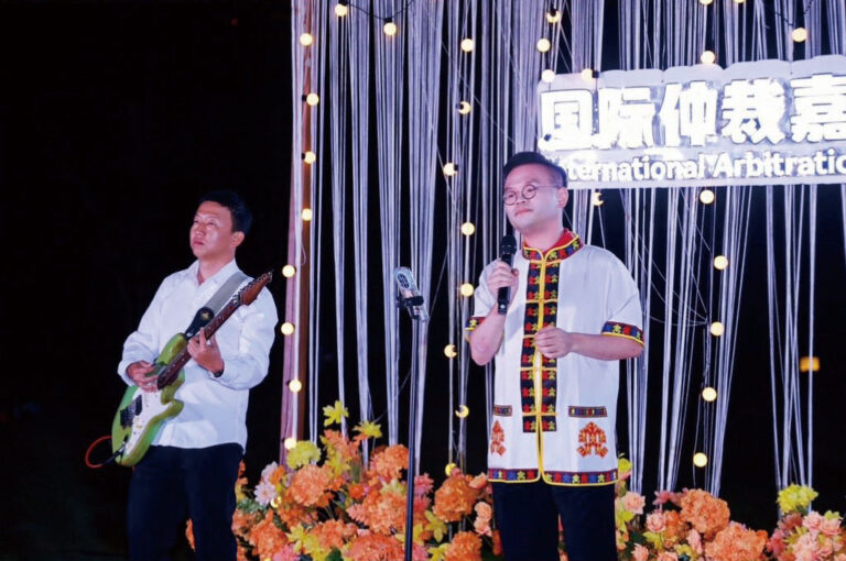 范凱傑彈得一手好鋼琴，更不時上台獻唱。