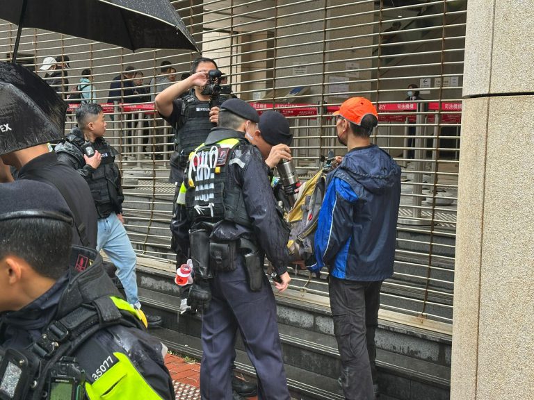 警方截查可疑男子,被指用腳踢警方帳篷。（堅料網記者攝）