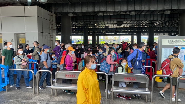 通往澳門和珠海的港珠澳大橋香港口岸，朝早亦非常繁忙。
