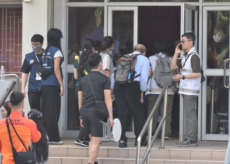 居民須到社區會堂先登記以安排上樓 (陳錦輝攝)