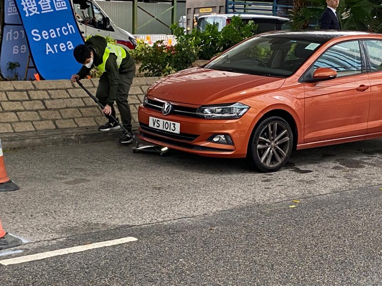 進入法庭的車輛,需一一檢查車底,以防萬一。（龍偉樑攝）