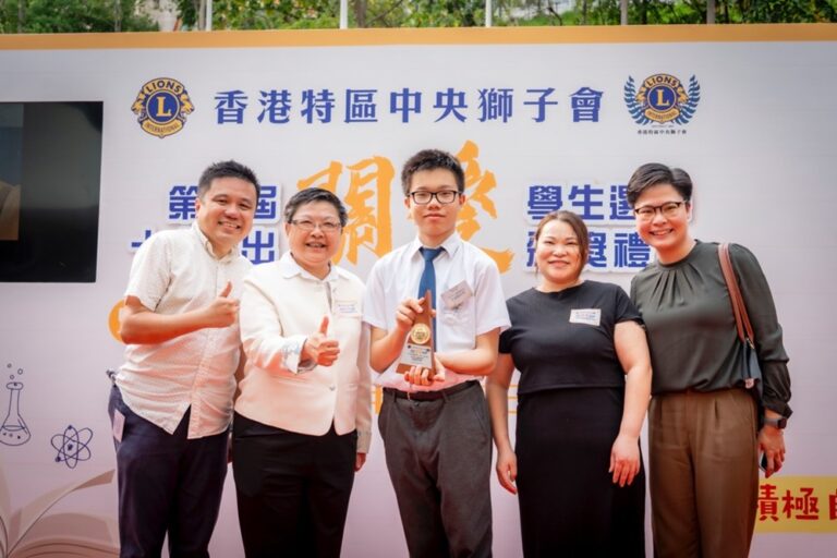 十大傑出關愛學生得獎學生鄭嘉穎及其校長老師