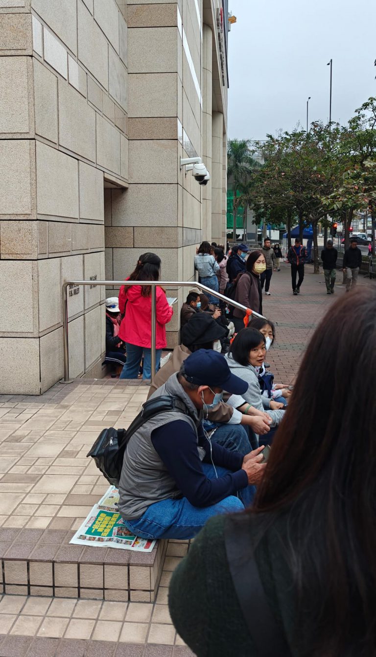 今早7時半已有逾70人在西九龍法院外排隊。（周文虎攝）