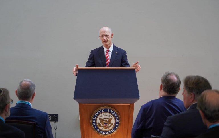 時任美國參議員斯科特（Rick Scott）。（Senator Rick Scott FB）