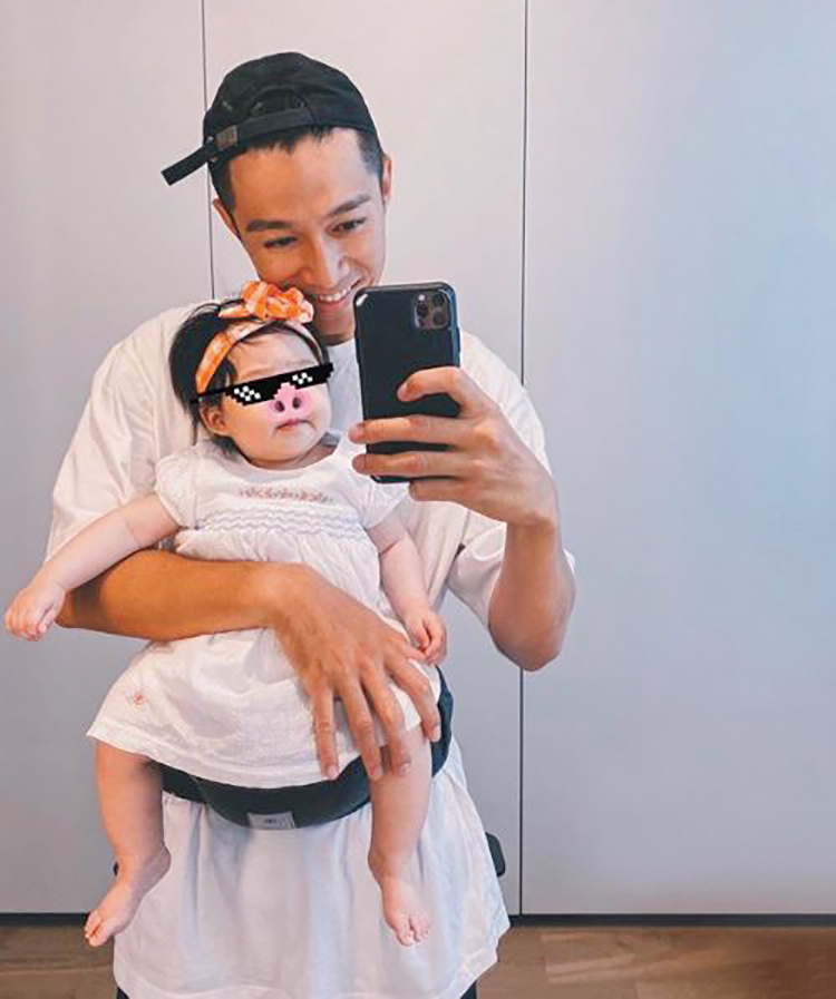 柏豪十分享受照顧女兒。
