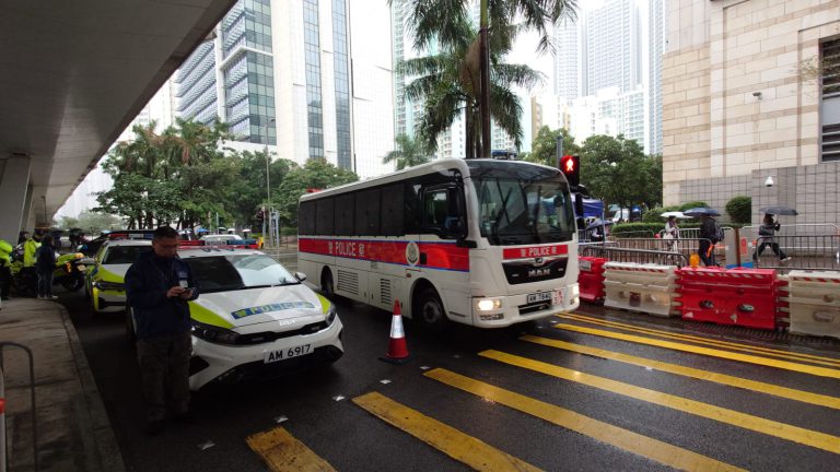 多輛警車在法院外駐守。（堅料網記者攝）