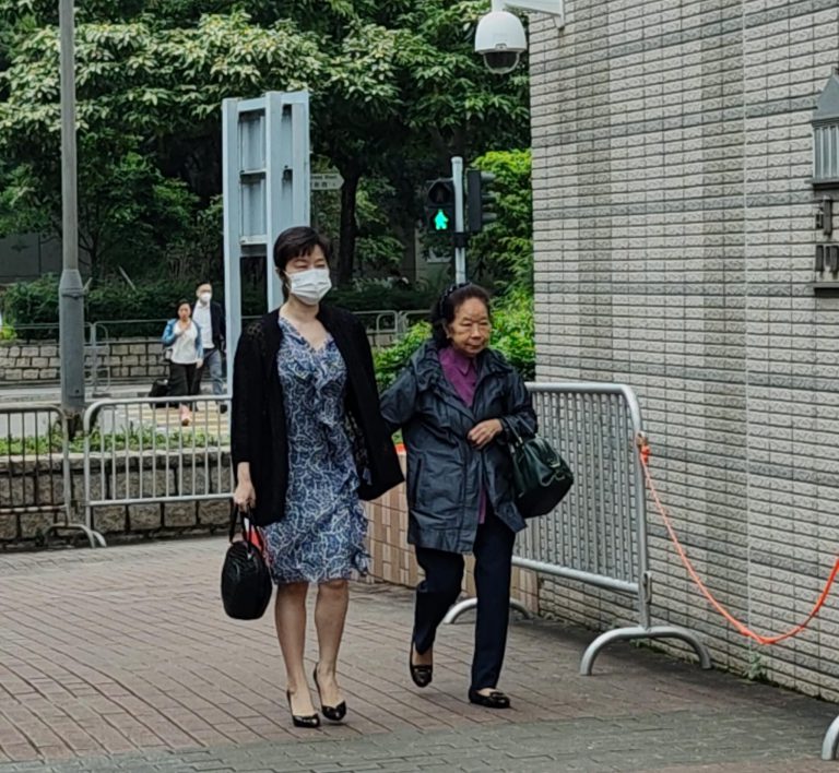 黎智英兩名女親友到法庭聽審。(周文虎攝)