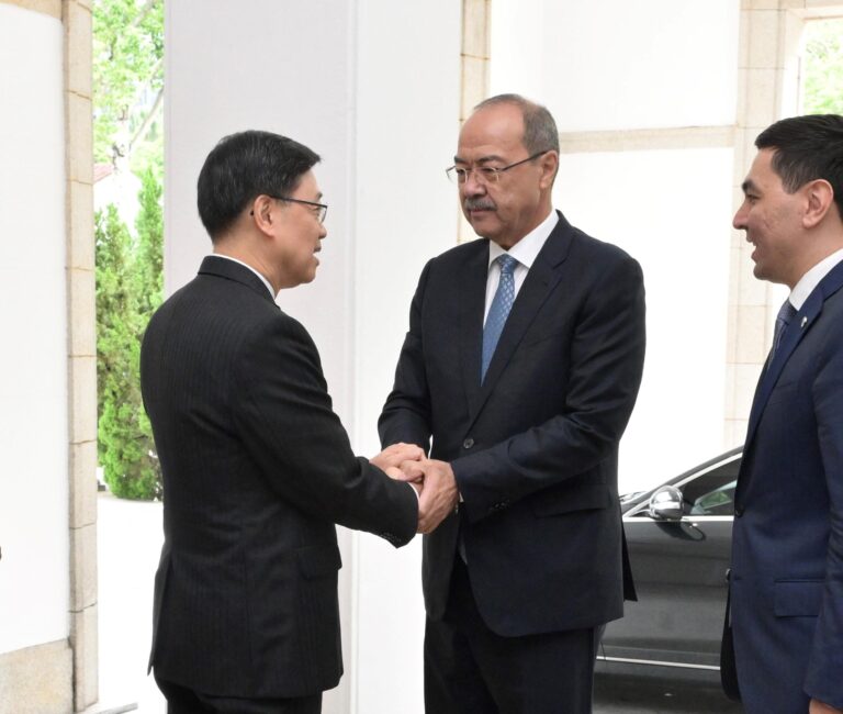 行政長官李家超昨日宣布將率團訪問中亞,圖為李家超五月六日在禮賓府與訪港的烏茲別克斯坦總理阿卜杜拉‧尼格馬托維奇‧阿里波夫（中）會面。(政府新聞圖片)