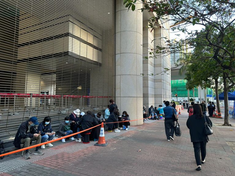 今早繼續有不少市民排隊等候進入法院旁聽。（張雨娜攝）