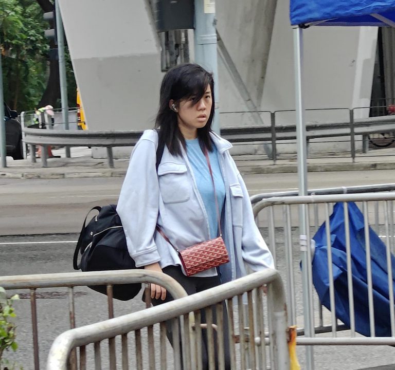 黎智英女兒黎采抵達法院。（周文虎攝）