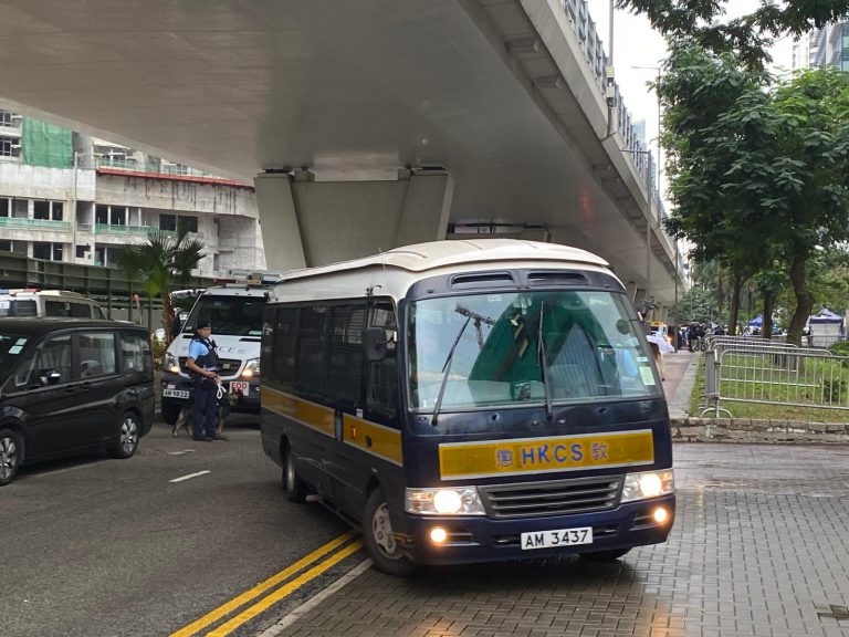 多名被告分別由囚車押解到西九龍裁判法院出庭。（龍偉樑攝）