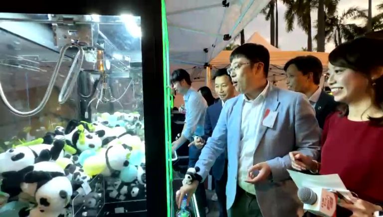 3人投入玩夾公仔，左起：立法會議員何俊賢、林振昇、顏汶羽。