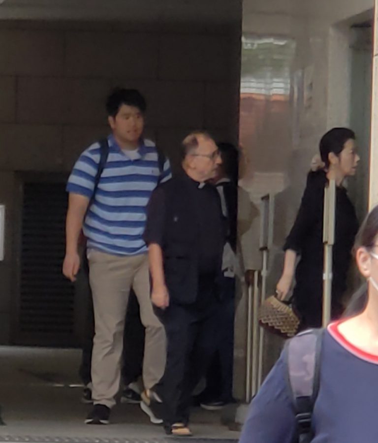 中午休庭時,黎妻偕子及意大利神父到法院內的小食部午膳。（朱先儒攝）
