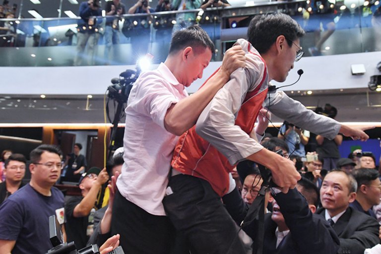 朱凱廸（右）是前立法會議員。（資料圖片）