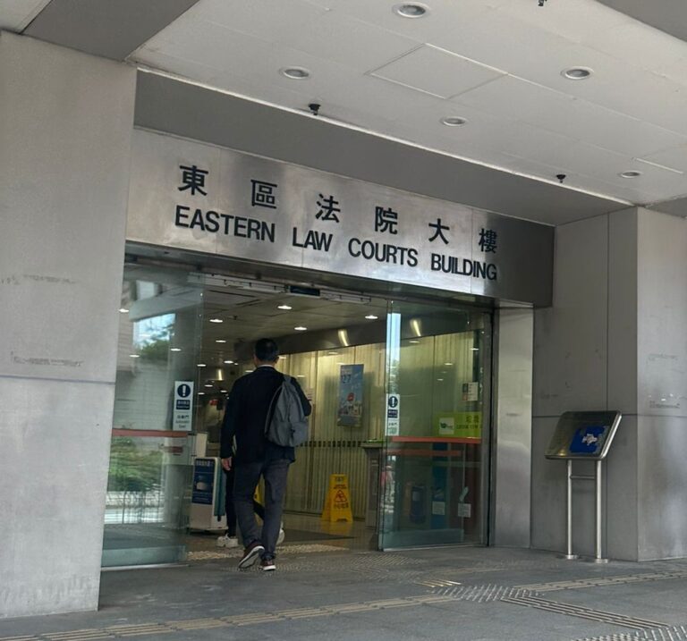 案件今於東區裁判法院再提訊,控方加控被告一項非禮罪及兩項普通襲擊罪。