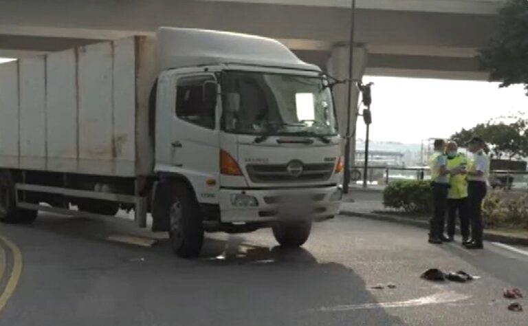 懷胎四個月的孕婦在過馬路時被貨車撞倒昏迷送院搶救不治。