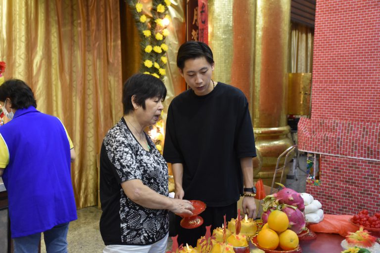 郭旻灝的嫲嫲(左)間中亦會「出動」。