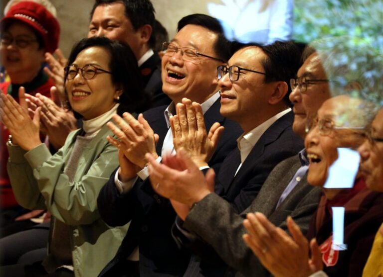 李家超(中)與官員們開心看長者表演。(陳錦輝攝)