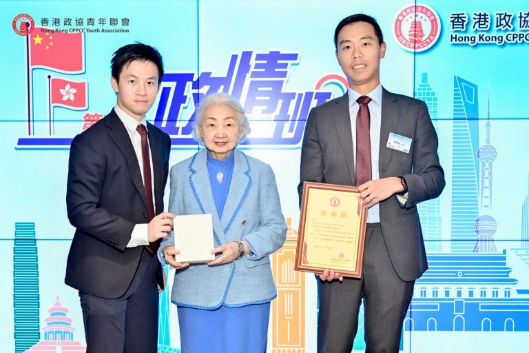 在首日的課程中，香港特區政府首任律政司司長梁愛詩擔任「一國兩制」與《基本法》課程講師。