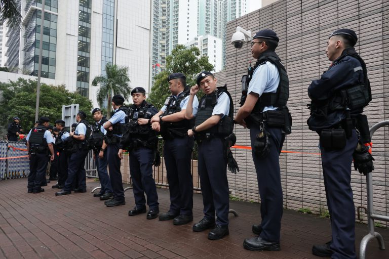 警員荷槍實彈,在庭外嚴陣以待。（陳錦輝攝）