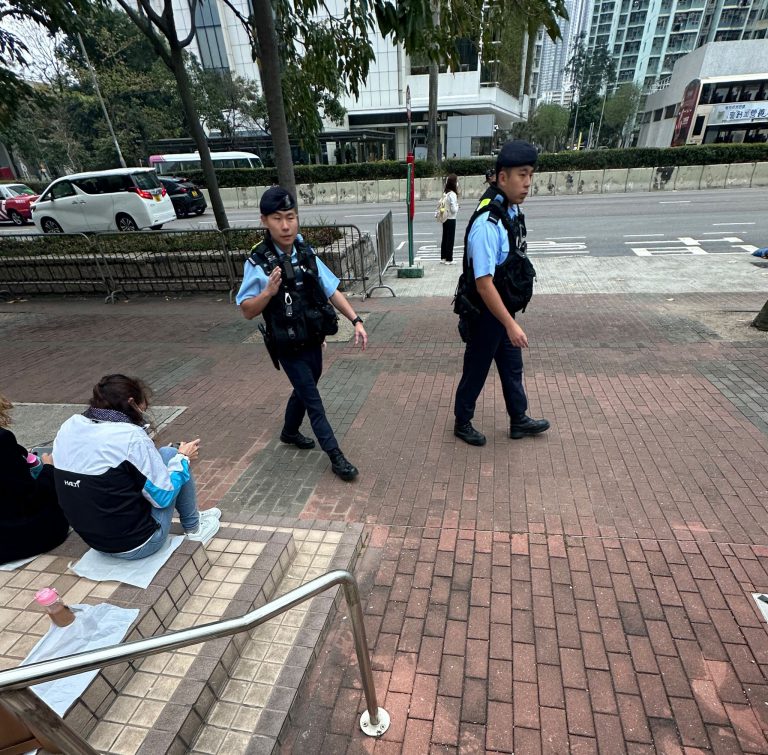 警員點算現場排隊人數。（張雨娜攝）