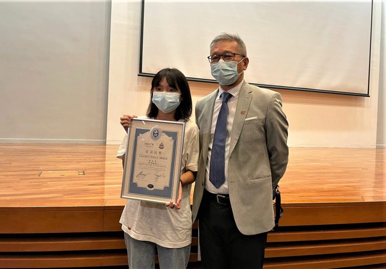 中華基督教會譚李麗芬紀念中學學生廖詠恩（左）獲頒好市民獎。（葉佩瑜攝）
