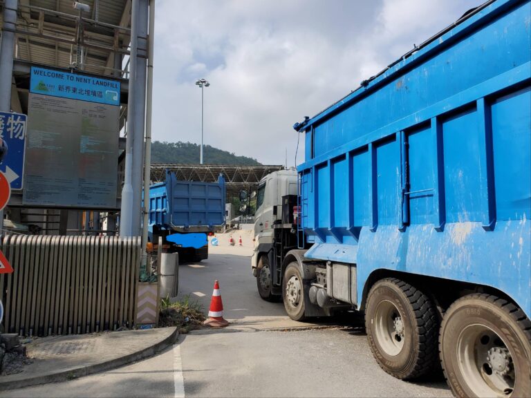 新界東北堆填區處置建築廢物收費為每公噸200元。