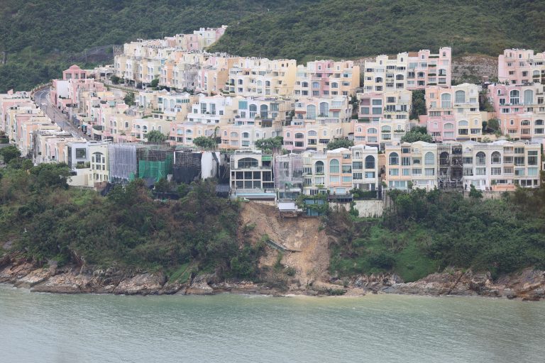 2023年9月的黑色暴雨引發大潭紅山半島豪宅屋苑疑存在大規模僭建及非法佔用官地問題。