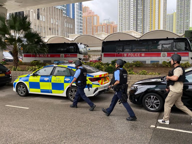 有身穿避彈衣的反恐特勤隊員在法院外圍巡邏。（龍偉樑攝）