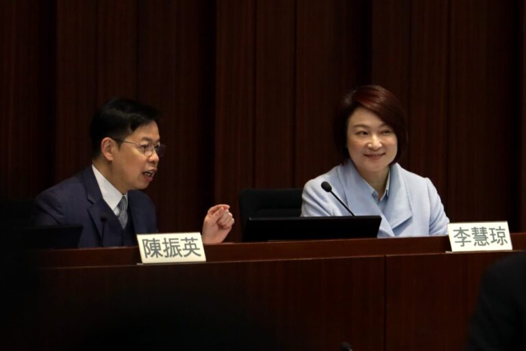 本次立法會主席選舉的兩名候選人分別為全國人大常委會委員、民建聯九龍中議員李慧琼及港區全國人大代表、金融界議員陳振英。