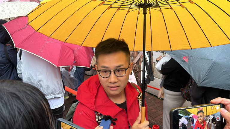 社民連前主席黃浩銘今早亦有到場排隊輪候旁聽席。（燊亮攝）